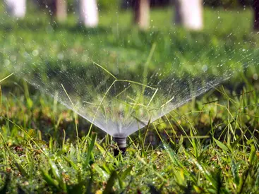 Pose d'irrigation par épandeur de gazon actif à 4 roues motrices