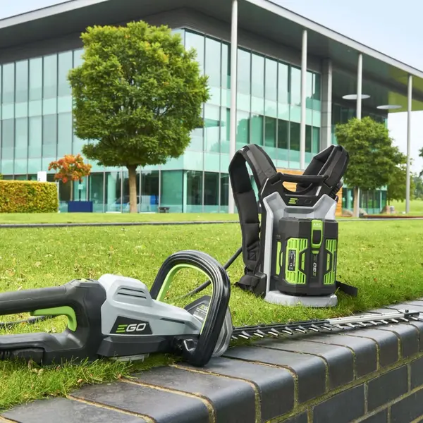EGO HTX6500 - Kit taille-haie 65 cm + batterie 5 Ah + Chargeur Rapide et Sac à dos