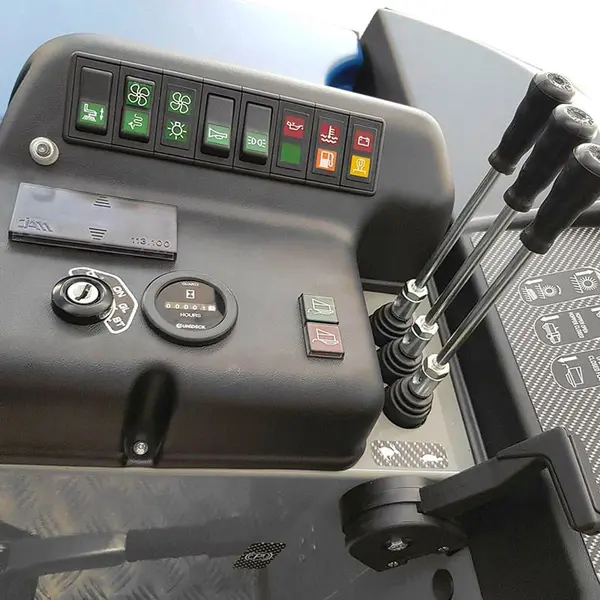 Compartiment de commande de la balayeuse professionnelle Fiorentini S 38