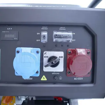 Prises de courant 230 V et 400 V GENMAC G8000E-T 3PH - Générateur monophasé/triphasé PLEINE PUISSANCE 8 kW
