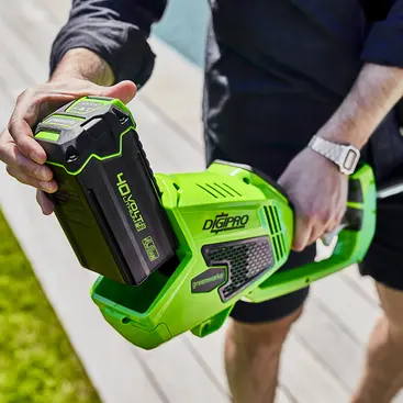 Débroussailleuse sans fil Greenworks GD40BCK4 avec batterie 4 Ah et chargeur inclus