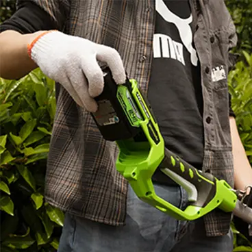 Sécateur à batterie Greenworks GD40PSHK2X avec 2 batteries et chargeur inclus