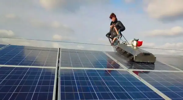Brosse motorisée pour le lavage des panneaux photovoltaïques