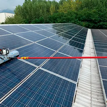 Brosse avec tige pour photovoltaïque