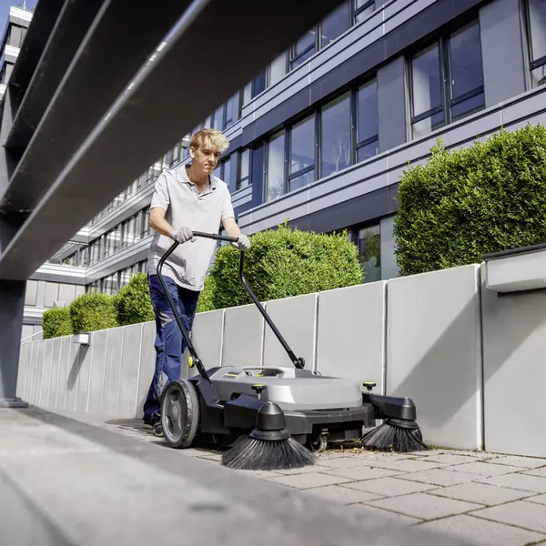 Karcher KM 70/20 C 2SB - Balayeuse à traction poussée