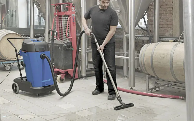 Aspirateur Nilfisk Maxii 75 Wet & Dry pour usage commercial
