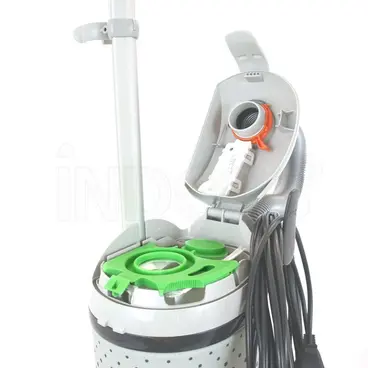Détail de l'ouverture du filtre de l'aspirateur Sebo Dart