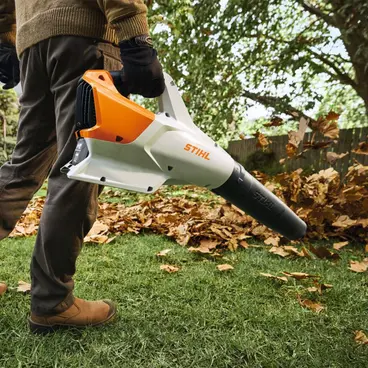 Stihl BGA 110 SET - Souffleur de feuilles sans balais semi-professionnel avec batterie et chargeur inclus