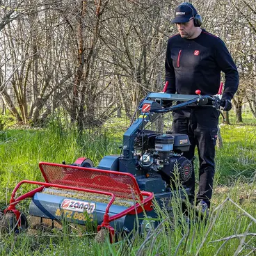 Tondeuse à fléaux professionnelle Zanon MTZ 860C pour l'entretien des pelouses